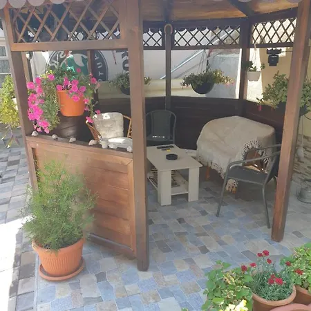 Kogalniceanu House بيت للعطل *